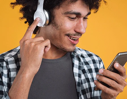 homem de fone aparenta ouvir música no celular